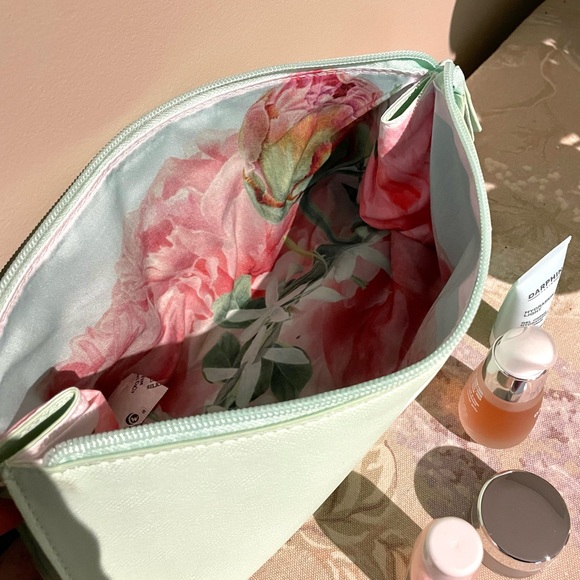 DARPHIN Essential Beauty Bag - Picture 2 of 8